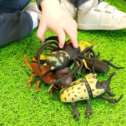 Medium Minibeast Insects 8pcs - Realistic Detailing & Durable