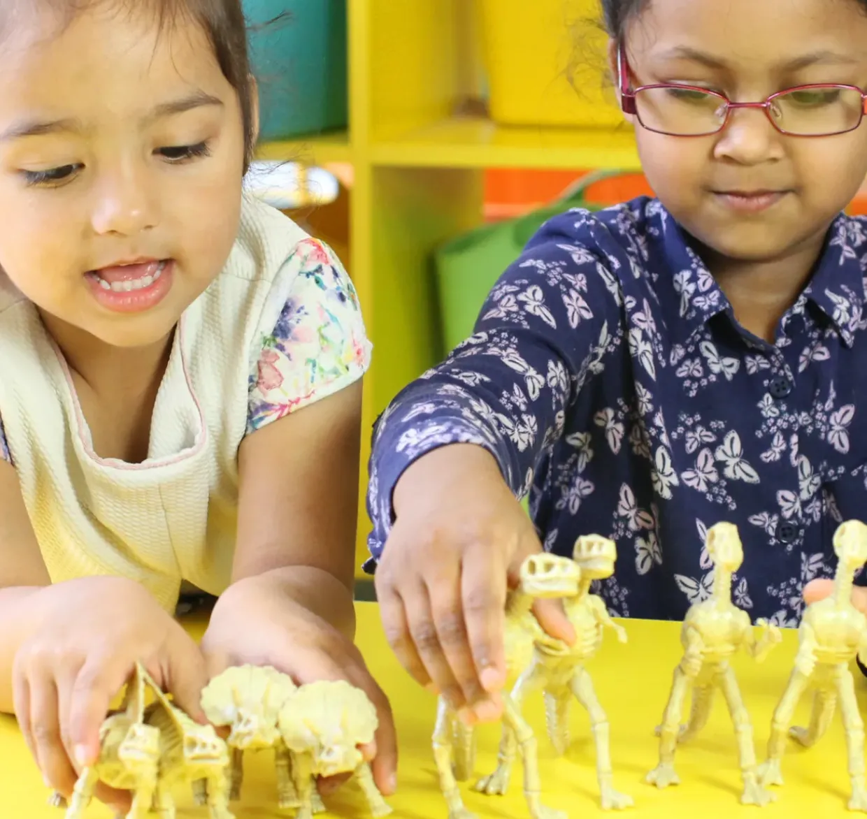 6-Piece Realistic Toy Dinosaur Skeleton Bones Set - Ideal for Pretend Play