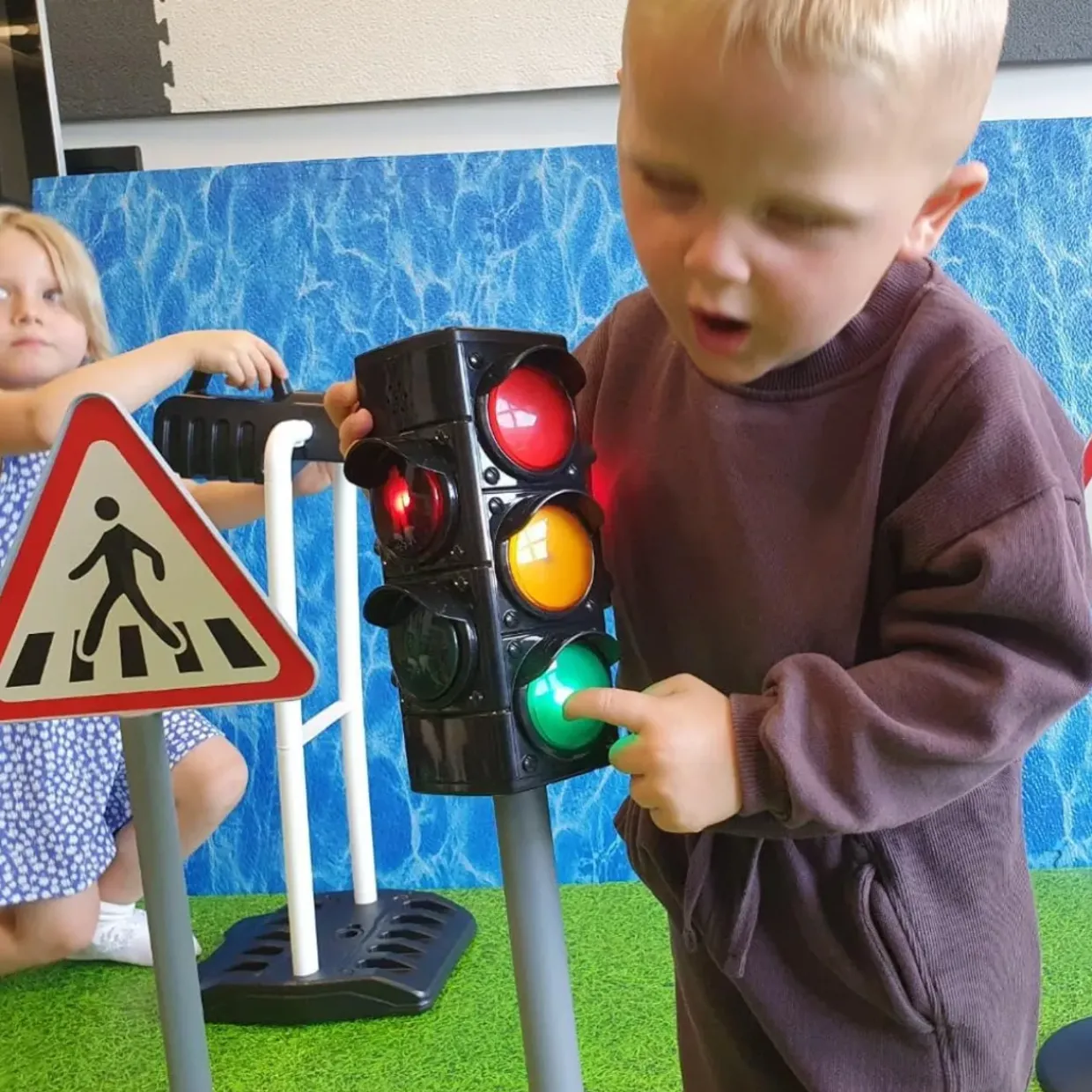 Road Safety Traffic Signs, Traffic Light & Parking Barrier Set.